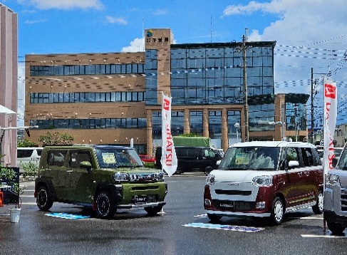 会場前に展示したアトレーとキャンバス