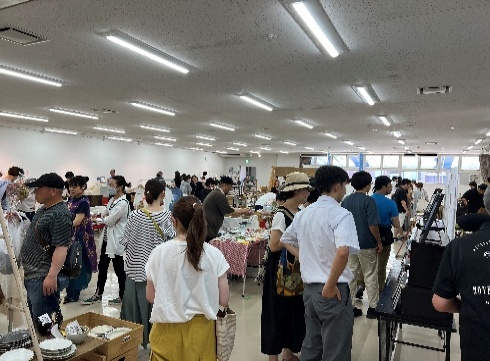 約65店舗が並んだ会場内の様子