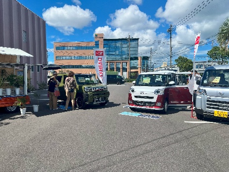 青空の下に展示したアトレーとキャンバス