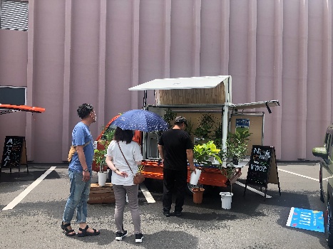 「Nibako」で観葉植物を展示販売する「root.」さんのブース