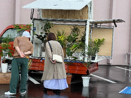 「Nibako」の荷台に並んだ観葉植物をご覧になるお客様