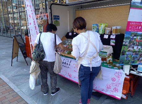商品を選ばれるお客様