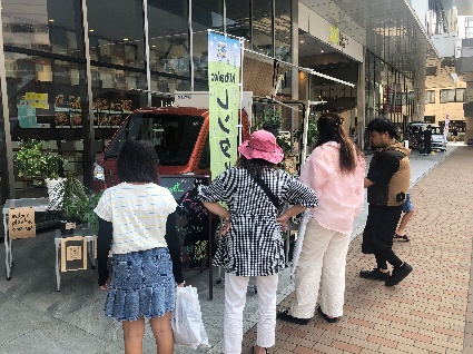 歩道で出店をご覧になるお客様