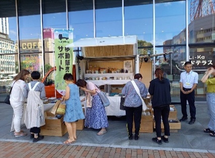 『Nibako』の出店に集まったお客様