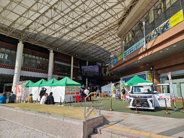 会場に並んだ出店ブースと『Nibako』
