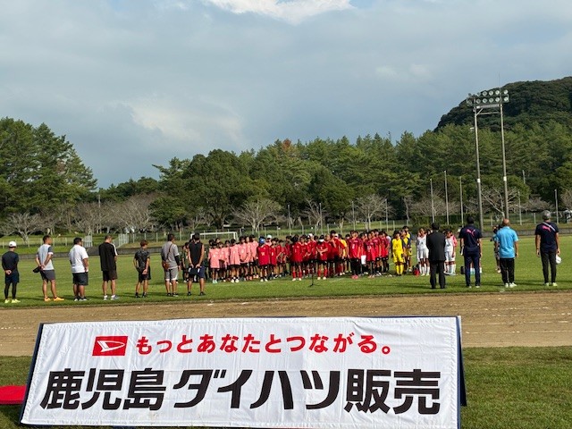 「もっとあなたとつながる。鹿児島ダイハツ販売」の横断幕と選手のみなさん