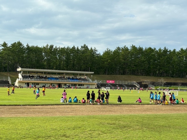 会場となったグラウンドと試合の様子