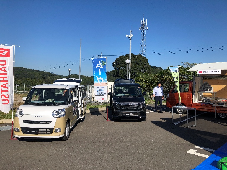 会場に展示したダイハツの車とのぼり