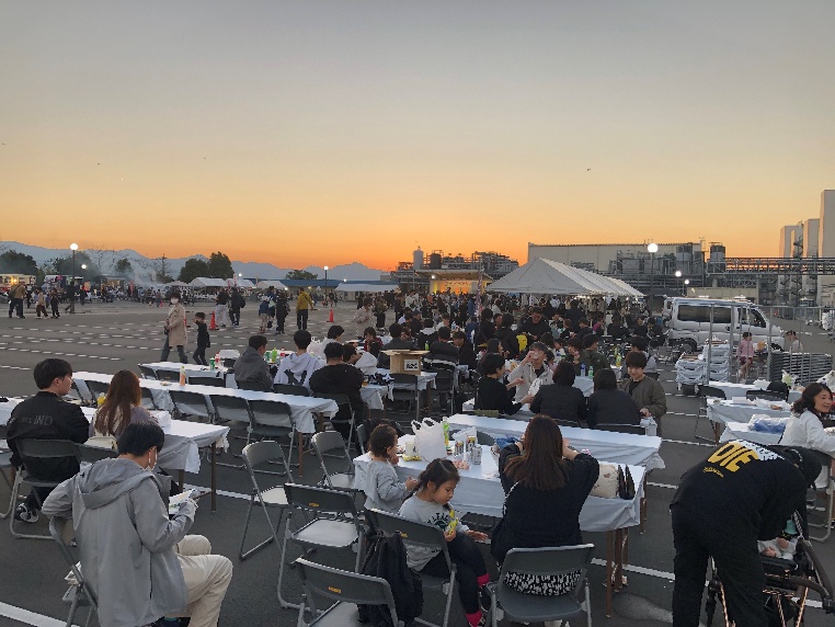 夕暮れの会場で食事を楽しむ来場者のみなさん