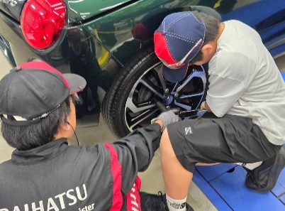 タイヤを間近で観察する参加者