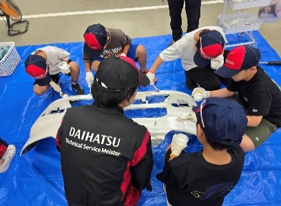 タイヤのネジを締める体験にチャレンジ